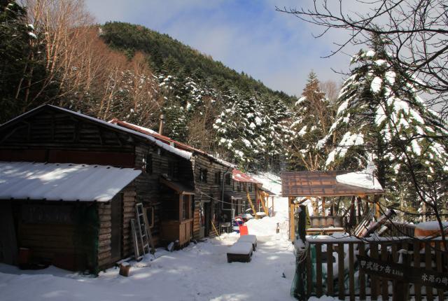 朝の小屋周辺の積雪状況 