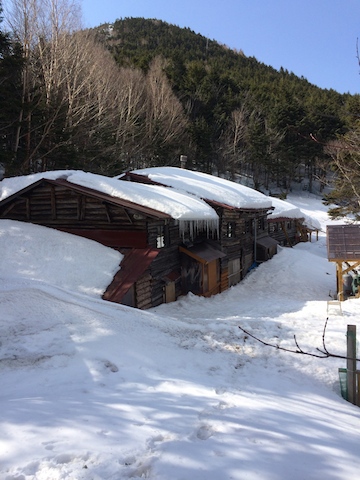 小屋周辺は例年より少し積雪多いです。