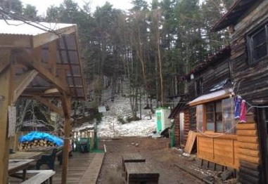 小屋玄関前から北側　残雪が見えます