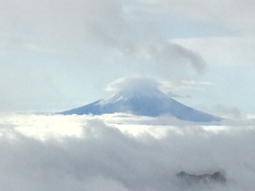 ぽわんと雲から頭を出した富士山。だんだん白くなってきています