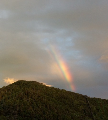 台風通過後、夕方に木賊山に虹が！