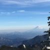 西沢の上、山頂に向けての稜線。雪との格闘の末富士山が見えるトコまできました。