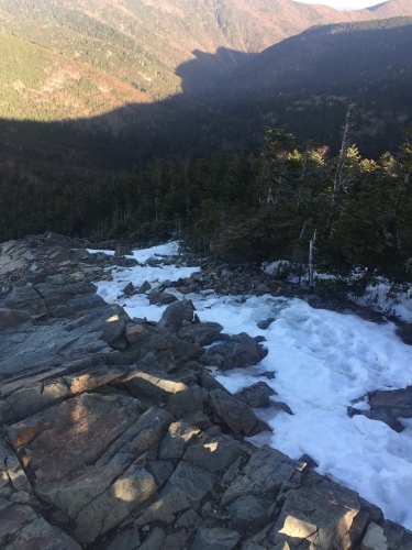 山頂までの登山道は、一部凍っている部分もありました。雪の状況は、深いところで膝くらいまで埋もれてしまいました。