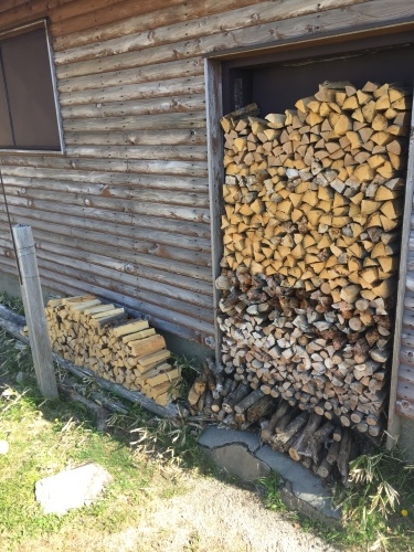 破風山避難小屋では利用者の方が薪を作って並べてくれてました