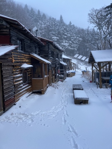 小屋の周りは積雪10センチ。登山道も凍結箇所が出始めましたので、軽アイゼンやチェーンアイゼンをご用意下さい。