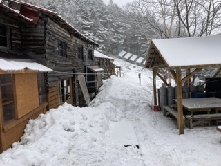 小屋前の様子。4/20現在も地面が出ているところはありません。テントも雪上となります。秩父は雪が多く、縦走の方は慎重に
