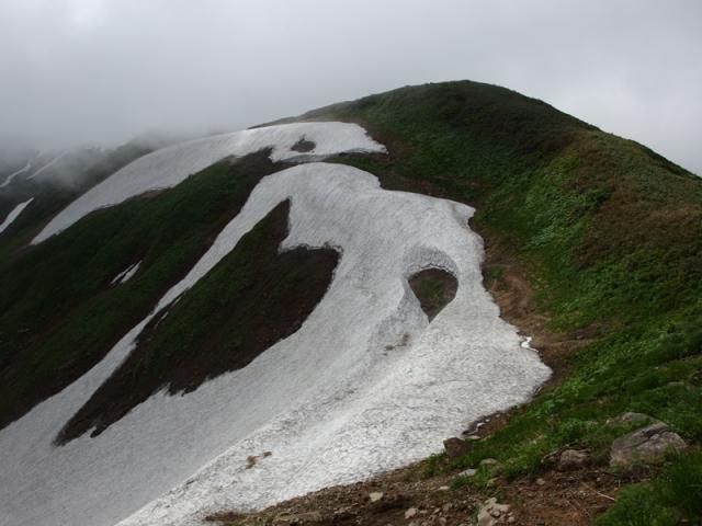 稜線はまだ残雪の上をあるくところが多く残っています