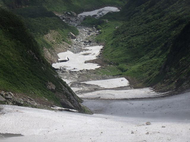 最上部が梅花皮沢の崩壊している雪渓