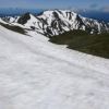 稜線の雪は、だいぶ解けていますが、場所によっては滑落の危険があります
