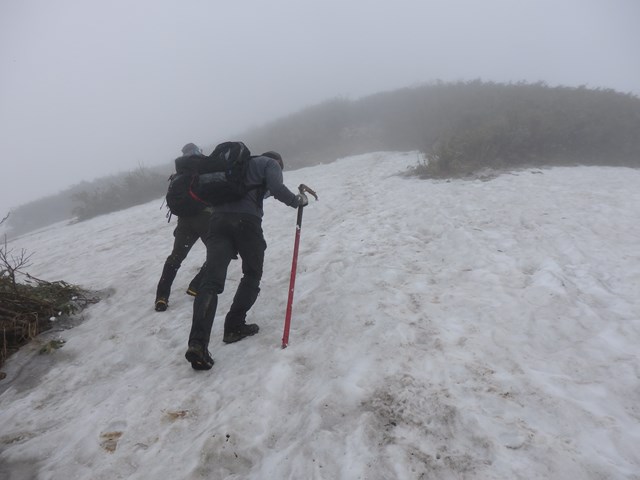 梶川尾根、トットバノカッチの登山道はまだ一部が雪の下。滑落注意！