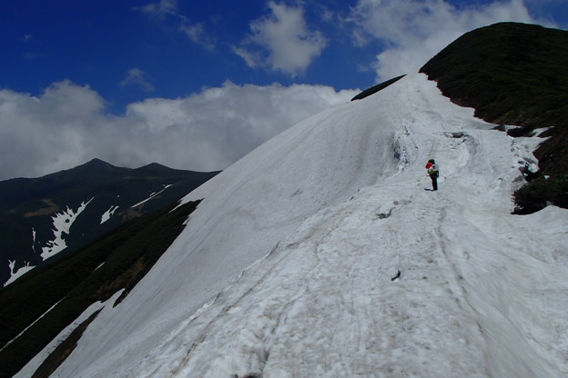 飯豊山に向かう稜線の様子。まだ雪庇が多く張り出している