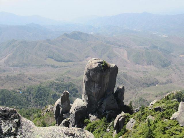 瑞牆山・大ヤスリ岩を眼下に。（みんなの登山記録　martygeros さんの投稿から）