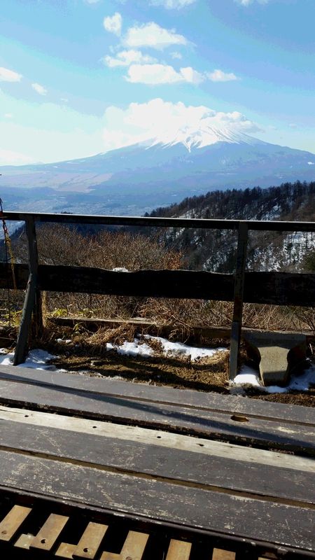 山荘前からの今朝の富士山。今朝は-5℃。日中は+13℃くらいあります。
