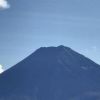 富士山、山頂付近拡大。冠雪しているのが見られます