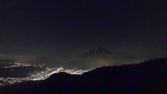 登山者のヘッドライトの光が見える夏の富士山