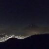 登山者のヘッドライトの光が見える夏の富士山