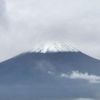 早朝、冠雪した富士山が見えました。
