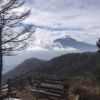 山頂付近の木々はすっかり葉も落ちました。白く雪を頂いた富士山がよく見えます