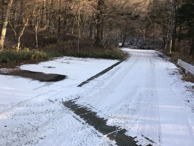 降雪後の裏登山道駐車場　道路はアイスバーンがあります。車でお越しの方はスタッドレスタイヤが必要です。