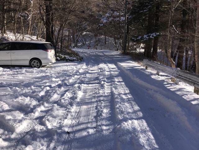 裏登山道の駐車場までの道路は凍結、積雪があります。車でお越しの方はスタッドレスタイヤが必要です