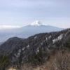 山には残雪が残っています。富士山がきれいに見えています。