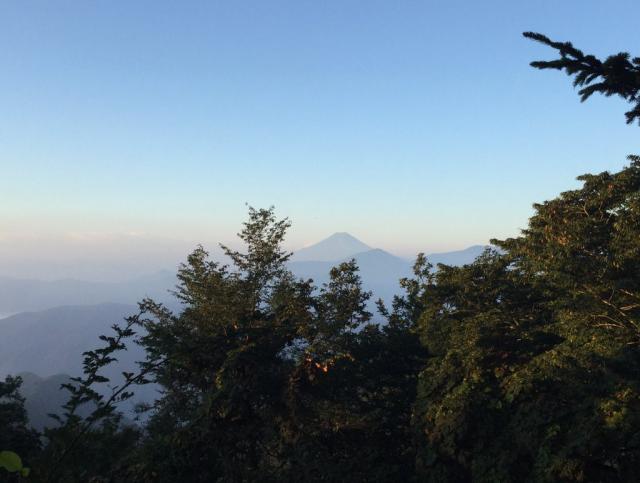 早朝の七ツ石小屋から望む富士山