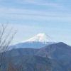 雨の雪の境目がクッキリの富士山