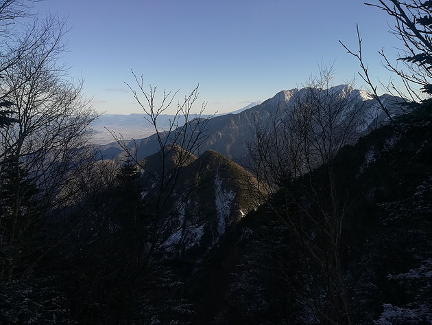甲斐駒ヶ岳は年始寒波の影響は幸いにしてほとんどなく、お昼過ぎには寒気の雲が抜け、きれいな展望となりました。