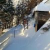 昨日から降り続けた雪は、小屋周辺でおよそ70センチです。刃渡りより先はそこそこの積雪がありそうです。また刃渡りより下部は雨またはミゾレになっている可能性ありアイスバーンに注意