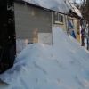 小屋周辺の積雪70㎝　昨日から雪かきを続けているため、小屋前はそれほど積もっている感じではありませんが、勝手口付近もそこそこ埋まりました。