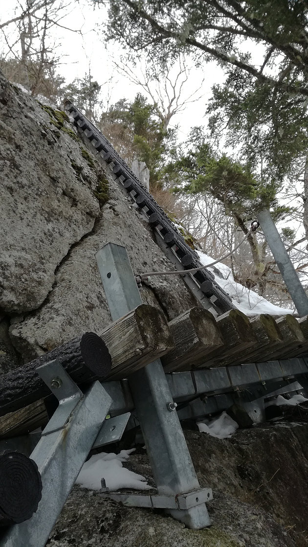 小屋近くの垂直の梯子。雪は付いてはいないが登りきった箇所の登り下りは特に慎重に。