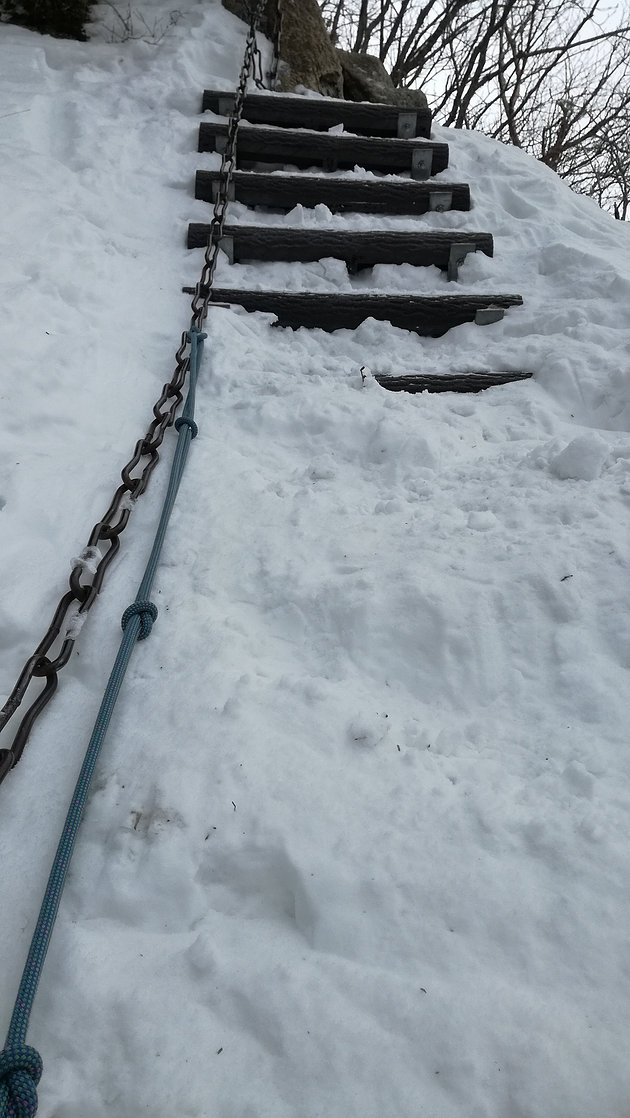 先日、何ヶ所かフィックスロープを施した小屋近くの垂直の梯子。冬の鎖は手袋では滑るのでロープの方が安心かも。