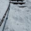 先日、何ヶ所かフィックスロープを施した小屋近くの垂直の梯子。冬の鎖は手袋では滑るのでロープの方が安心かも。