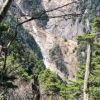 六丈橋手前から見た黄蓮谷右俣の奥千丈の滝です。写真ではわかりづらいですが、すでに雪渓が崩落して水が流れています。