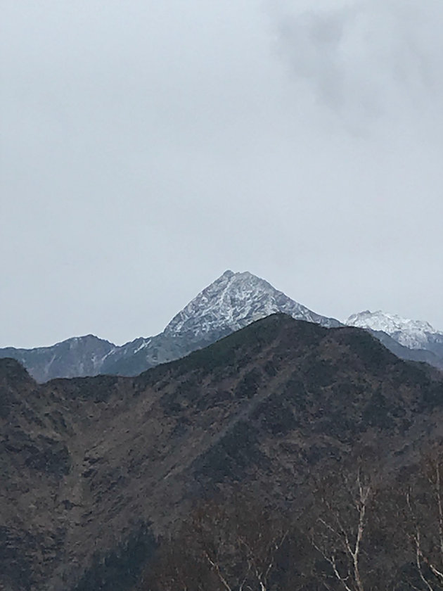 雪をまとい始めた北岳。この日、甲斐駒ヶ岳山頂も初雪