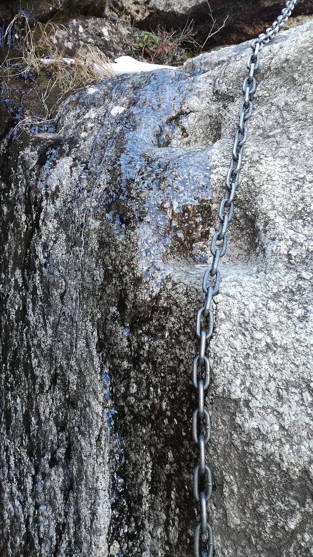 鎖や梯子の岩にはベルグラ（薄氷）が張っていたりイヤらしい箇所もあります。