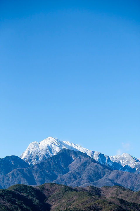 今年のクリスマスイブ、北杜市須玉町から撮影した甲斐駒ヶ岳です！年末年始も、たくさんの青空が広がりますように。