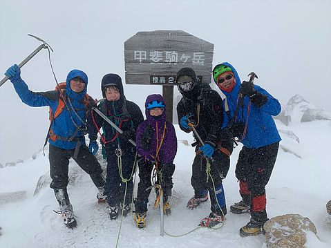 今年からスタートした「冬季黒戸尾根ツアー」。12/23の初回無事に登頂しました！山頂での記念撮影。