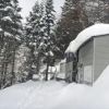 七丈小屋周辺では昨日の夕方から今日の明け方まで雪となりました。今朝7時の気温は-7度。外へ出てみると久々にたっぷりの積雪