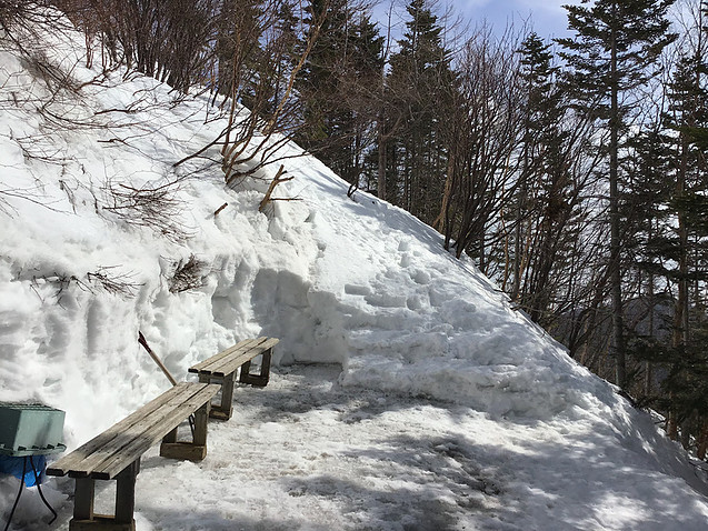 小屋の前の積雪