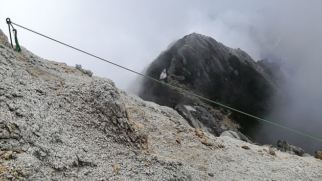 甲斐駒ヶ岳山頂から北沢峠方面へ下りはじめれば目の前に摩利支天がありますが、その先は切れ落ちてます。ロープ張りましたので指導に従って下さい。