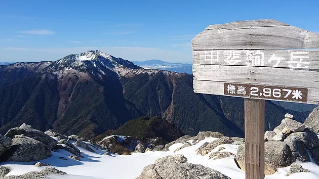 10/22初冠雪した甲斐駒ヶ岳　仙丈ヶ岳も美しい姿。