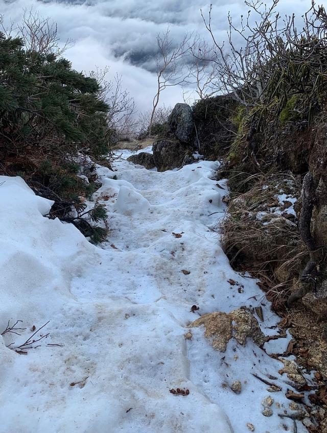 登山道の状況は8合目手前から残雪がでできて、氷化している箇所もありました。特に下りは注意が必要です。