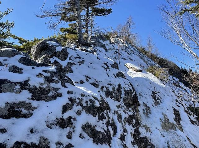 黒戸尾根は刃渡りから積雪があります　山頂へは前爪アイゼン＋ピッケルが必要(2020.12.01　甲斐駒ヶ岳 七丈小屋)
