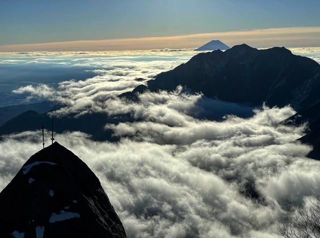 烏帽子岩と雲海の向こうに富士山