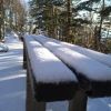 今朝の小屋周辺は再び雪景色が広がりました。積雪3cm。今後は完全冬山装備（前爪アイゼン、ピッケル）が必要です