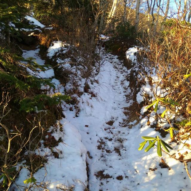登山道に残る雪　チェーンスパイクなど滑り止は必須です