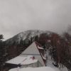 朝6時半、チラチラ降雪中の小屋付近の状況。上は見えません