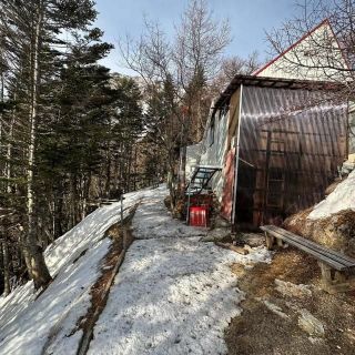 小屋の前の雪も少しずつ溶けていますが、固く滑りやすくなっています。
