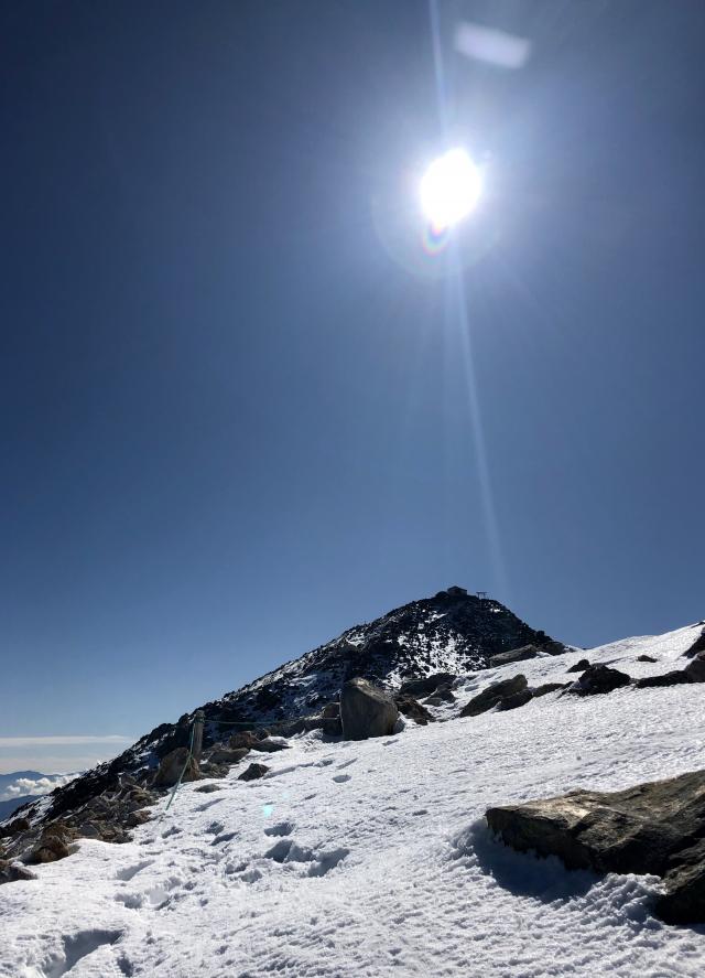蚕玉岳登り口から見る剣ヶ峰